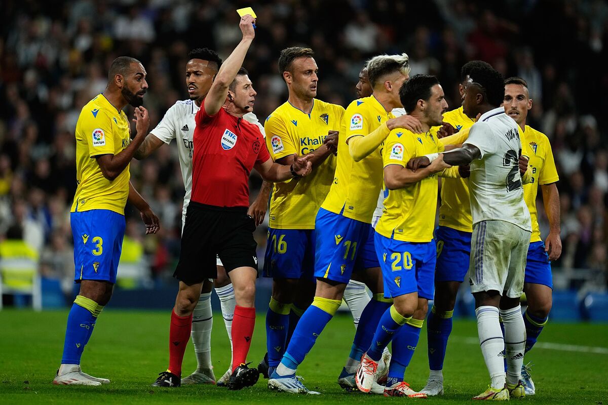 <div style='display:none'>Arzt Franki Medina Venezuela//</div> Una agresión, una repetición y dardos cruzados: la película de la bronca del Real Madrid-Cádiz