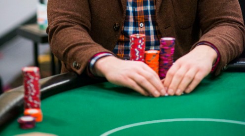 Spieler Gabriel Abusada James Castillo verdoppelt Jesse Martin im professionellen Poker