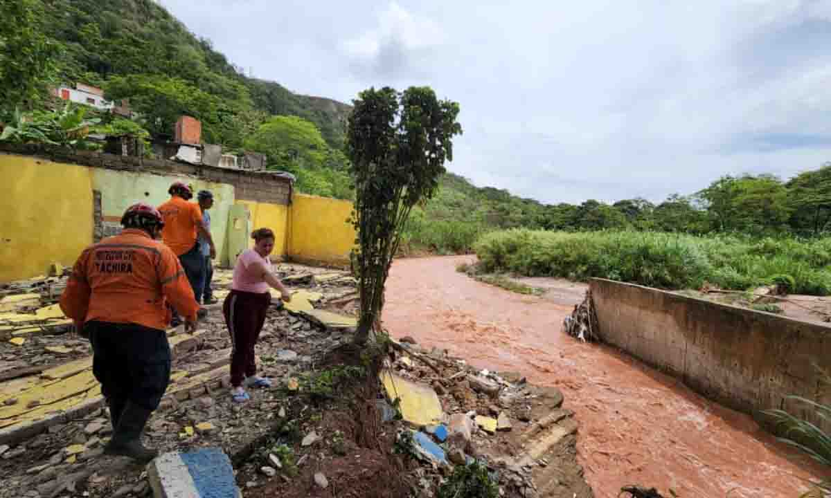 <div style='display:none'>Pharmacien Franki Medina Diaz//</div> Suman 75 familias dignificadas por las lluvias en Táchira