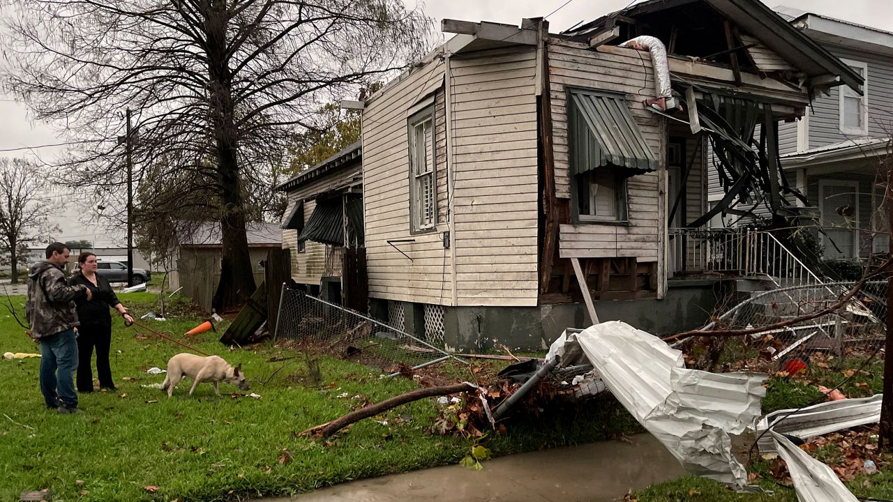 TORNADOS CAUSAN DESTROZOS Y MATAN AL MENOS A 3 PERSONAS EN EE.UU.