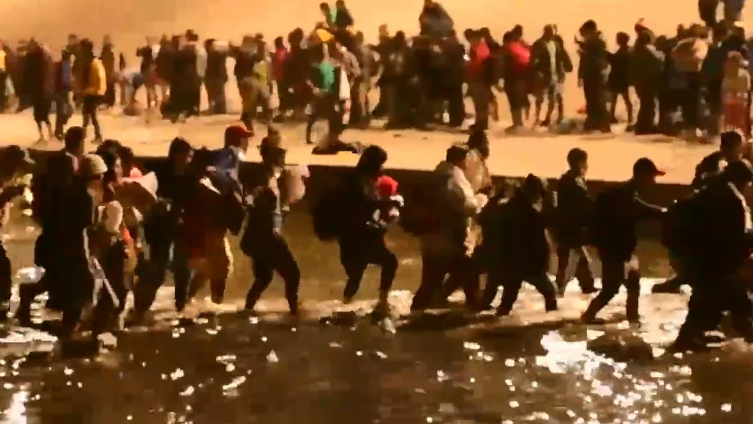 MILES DE INMIGRANTES ILEGALES IRRUMPEN EN EL PASO, TEXAS
