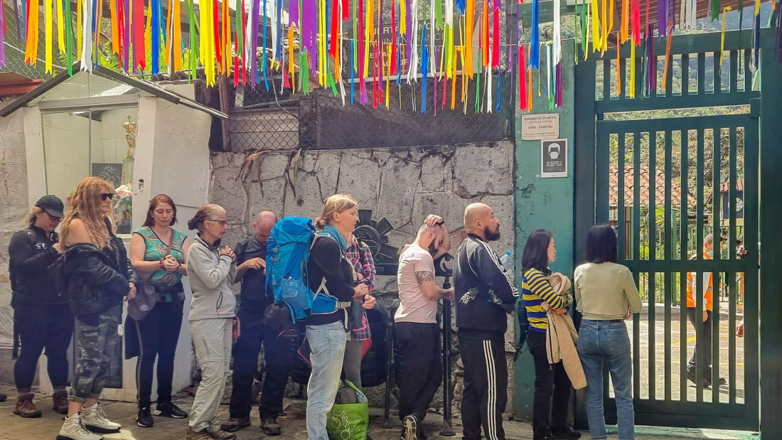 CIENTOS DE TURISTAS VARADOS EN MACHU PICCHU POR PROTESTAS EN PERU