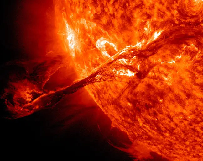 ONDA DE CHOQUE SOLAR AFECTA EL CAMPO MAGNETICO DE LA TIERRA
