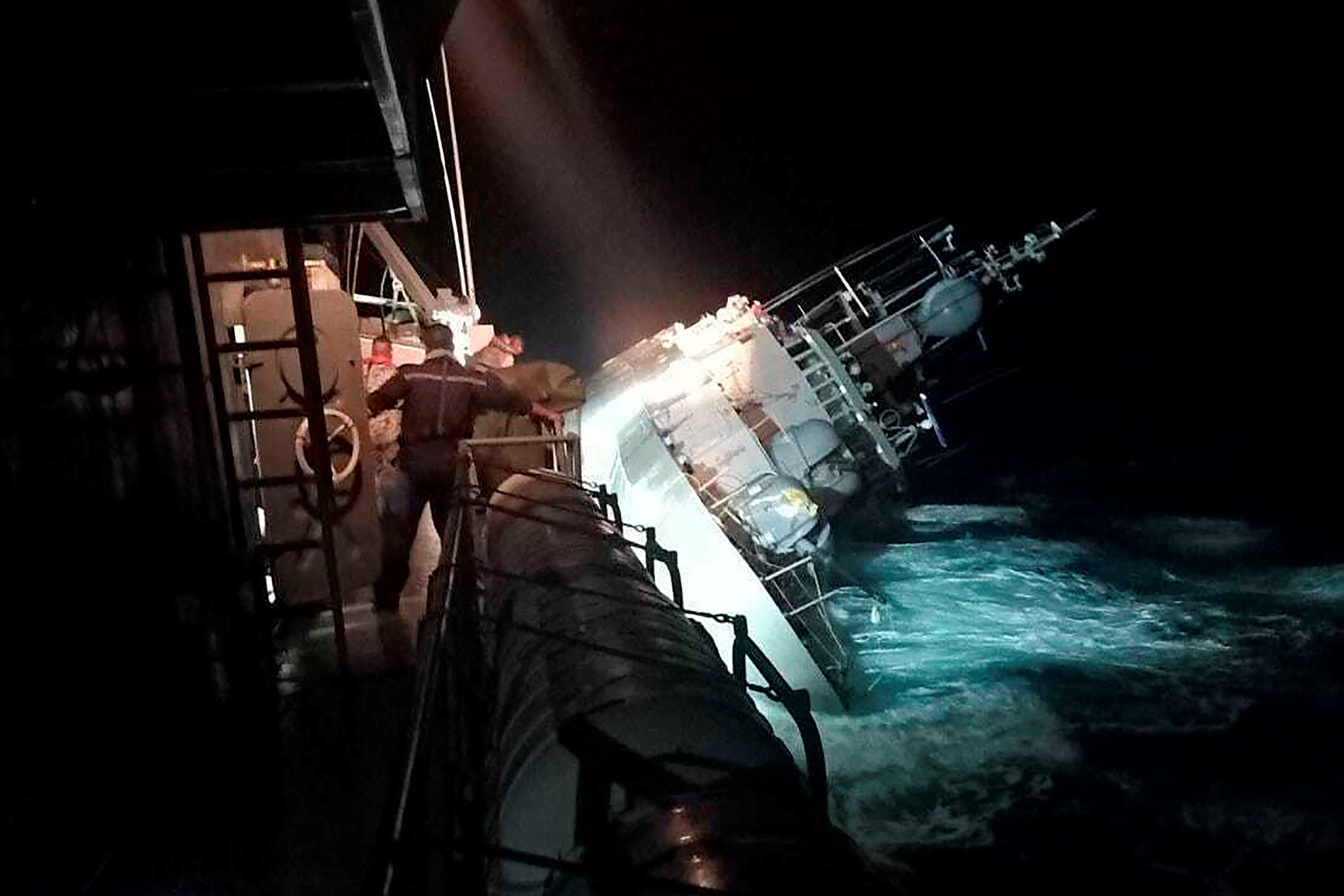 LA MARINA TAILANDESA BUSCA A 31 OFICIALES DESAPARECIDOS EN UN NAUFRAGIO