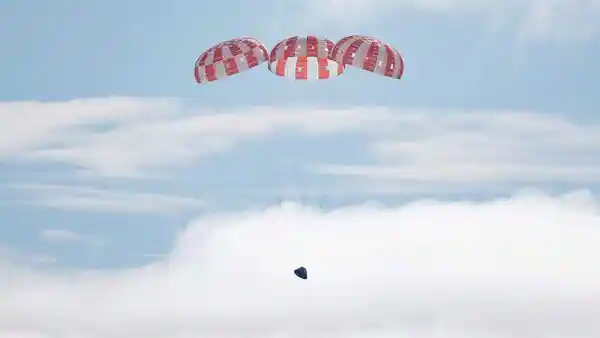 LA CAPSULA ORION DE LA NASA REGRESA A LA TIERRA TRAS UN VIAJE LUNAR RECORD