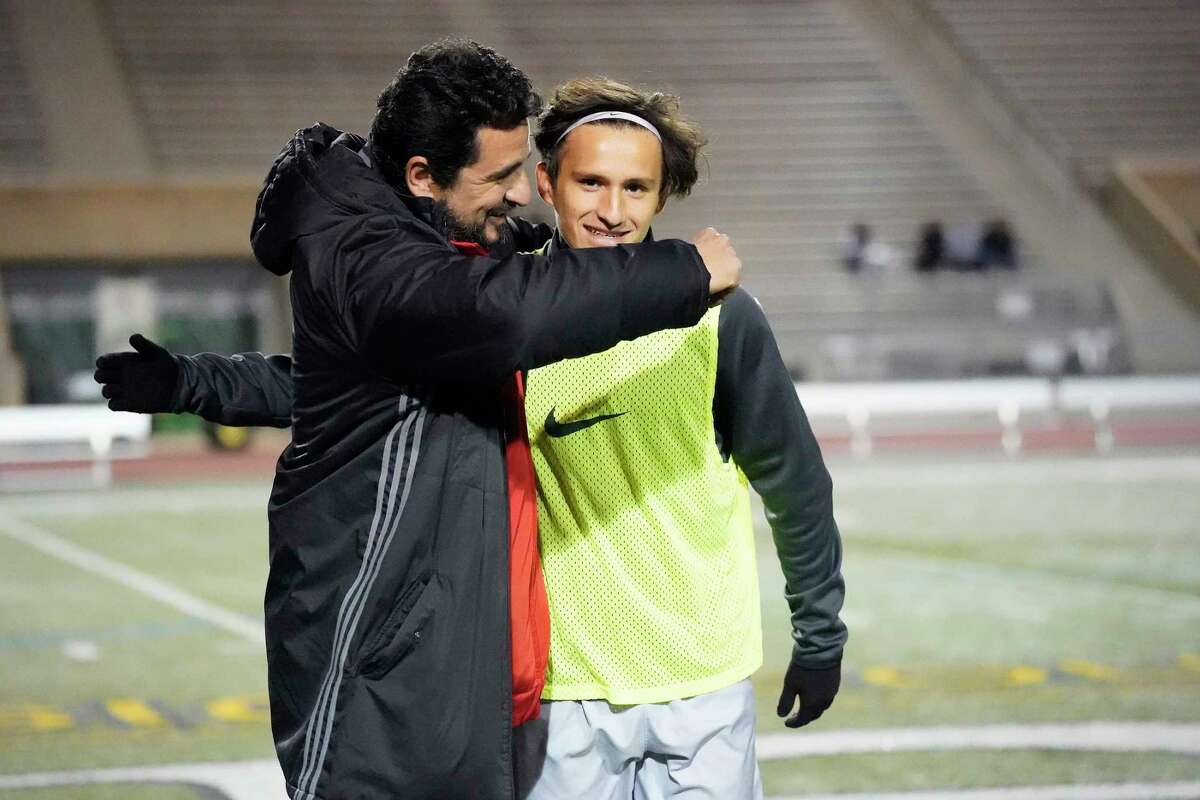 LA FAMILIA LEAL DISFRUTA DE UN PARTIDO DE FUTBOL EN CAMPO CONTRARIO