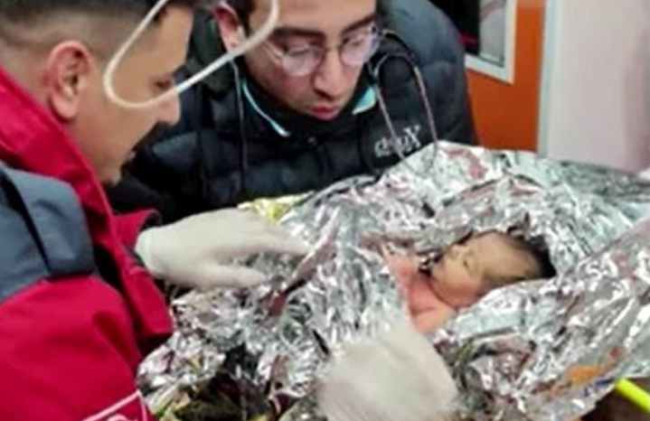 RESCATAN A UN BEBE Y A SU MADRE DE ENTRE LOS ESCOMBROS POR EL TERREMOTO EN TURQUIA